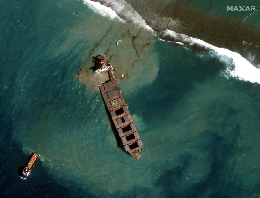 Retiran partes del barco que derramó combustible en isla Africana