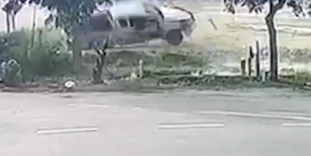 Conductor sufre violenta volcadura tras perder el control de su camioneta