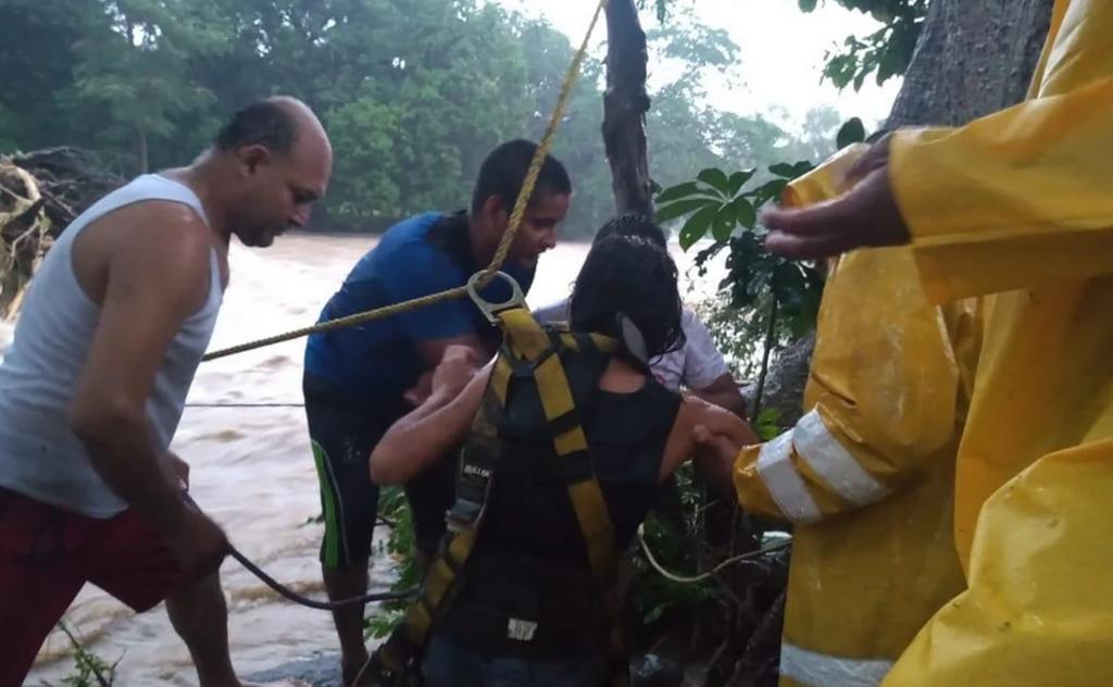 Rescatan a menores que habían quedado atrapados en río de Chiapas