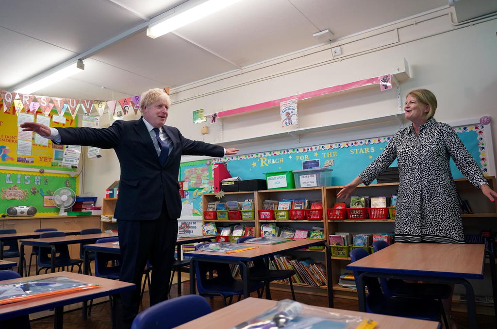 Pide Johnson a padres regreso a las escuelas en Reino Unido