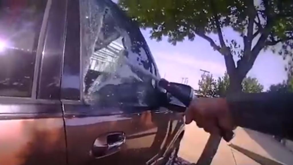 Policía rescata a una bebé encerrada en un auto durante un día caluroso