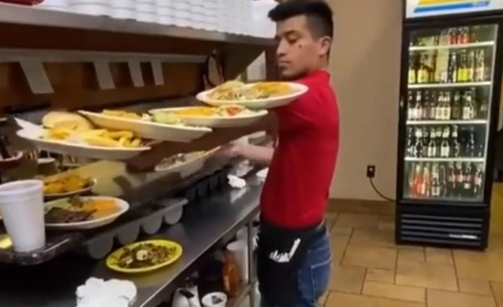 Mesero 'conquista' por su forma de cargar platos y se vuelve viral