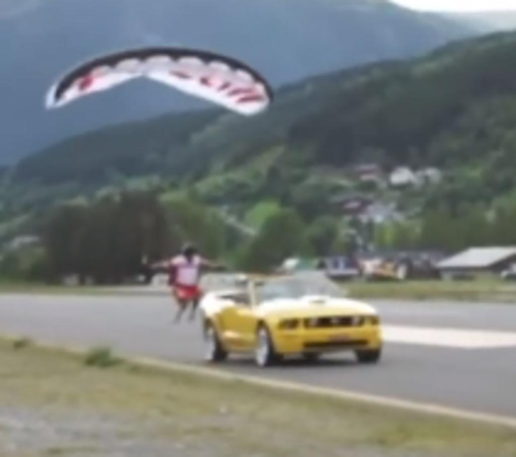 Paracaidista es grabado aterrizando sobre un auto en movimiento en arriesgada proeza