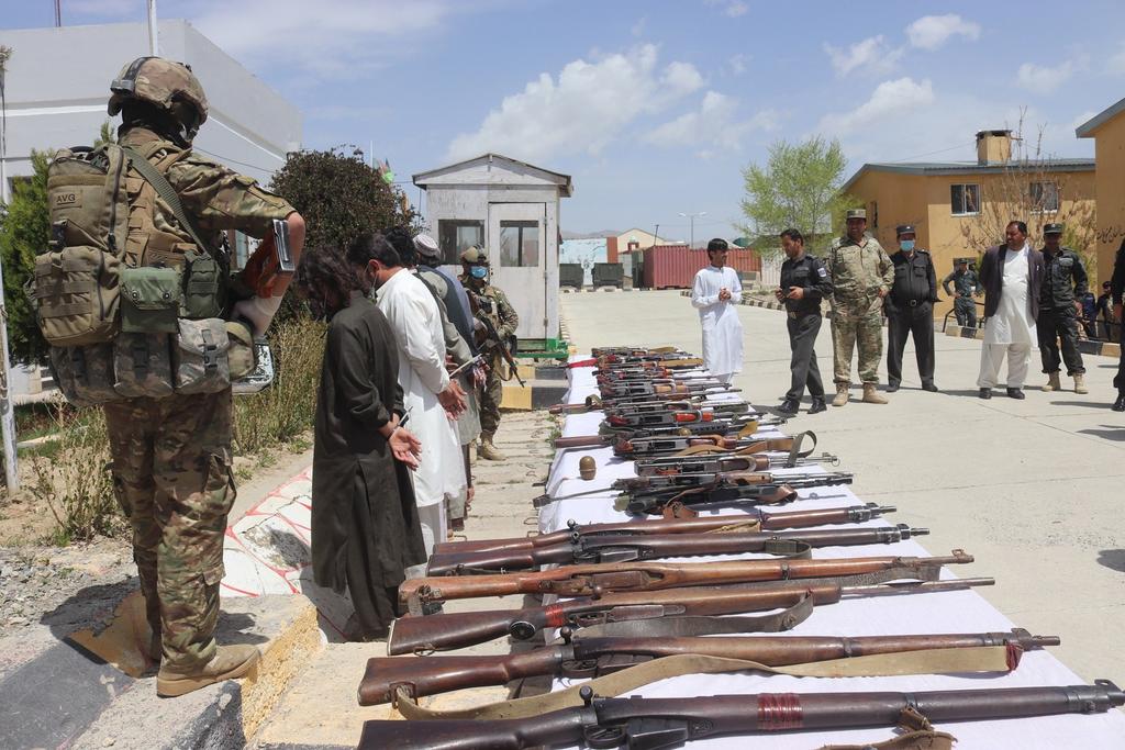 Urgen talibanes al Gobierno afgano a negociar la paz por primera vez