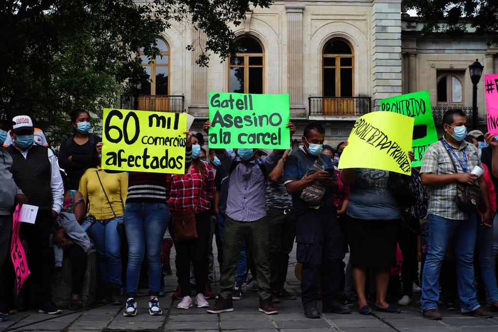 Protestan empresarios y comerciantes por prohibición a comida chatarra en Oaxaca
