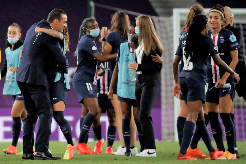 Consuelo de entrenador a jugadora del PSG femenil causa polémica