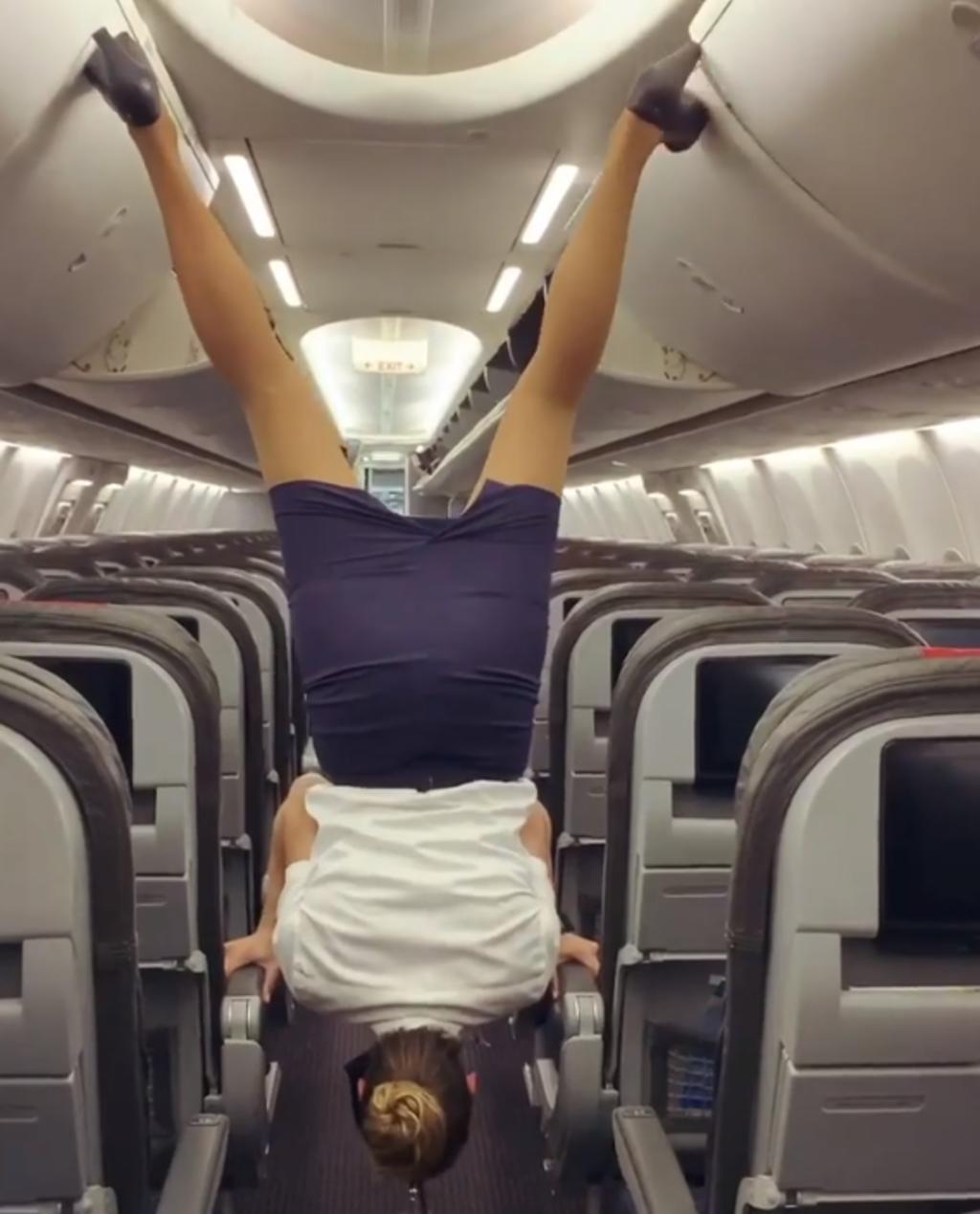 Aeromoza muestra sus habilidades acrobáticas al cerrar compartimientos con sus pies