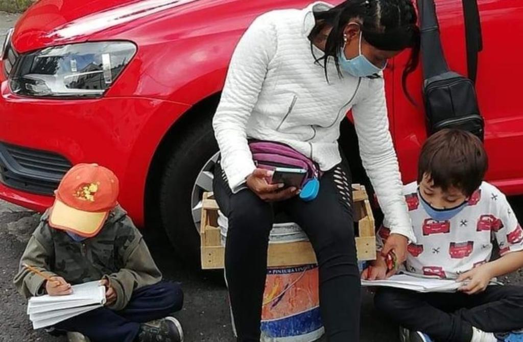 Franelera se apoya de internet en la calle para que sus hijos puedan estudiar