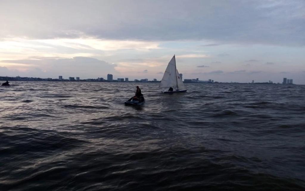 Rescatan en costas de Boca del Río a hombre que viajaba en velero