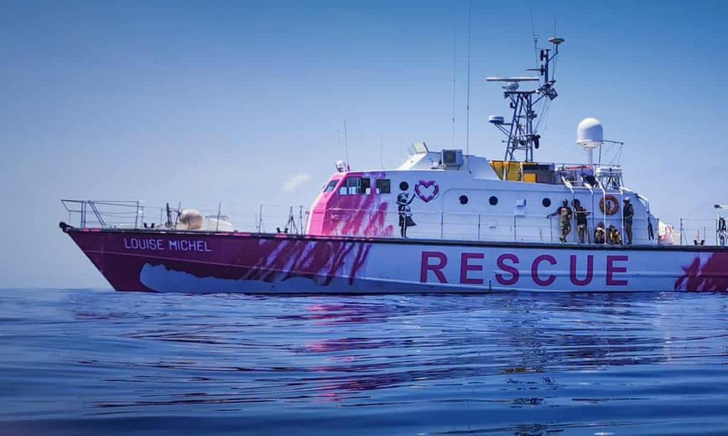 Migrantes del barco de Banksy son rescatados por Guardia Costera italiana