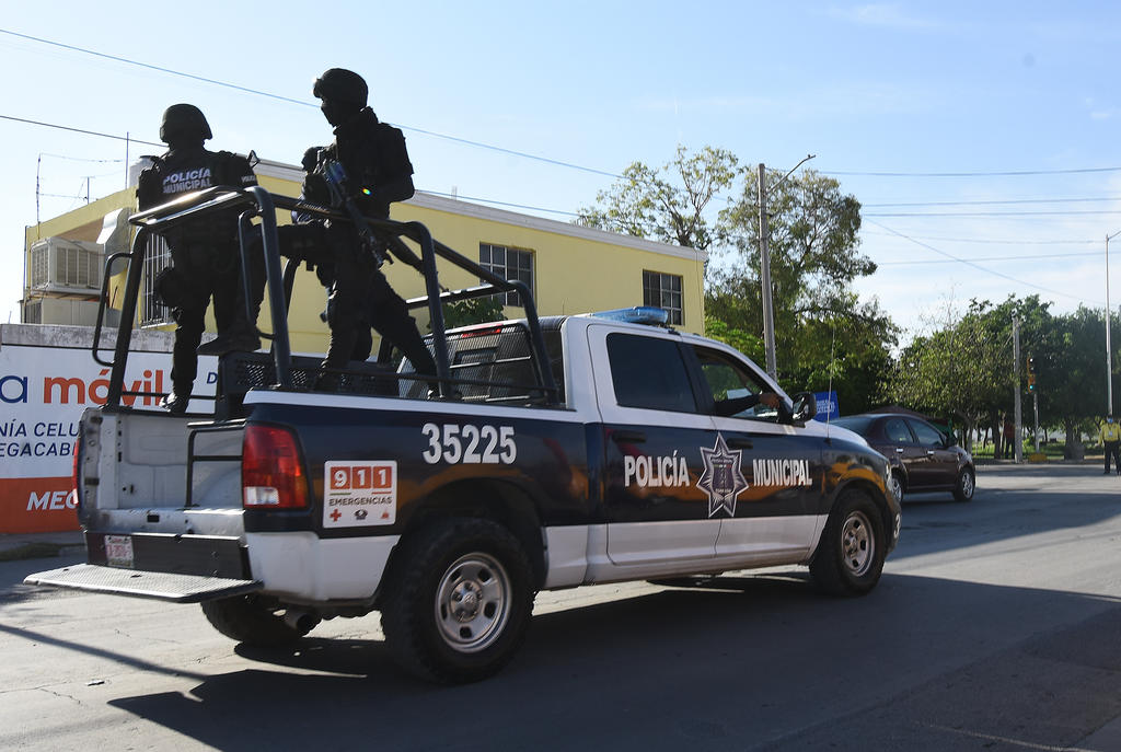 Policías descubren a dos sujetos robando combustible en Torreón