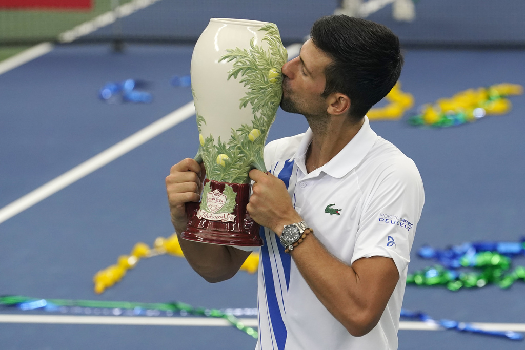 Novak Djokovic gana un nuevo título e iguala récord de Nadal