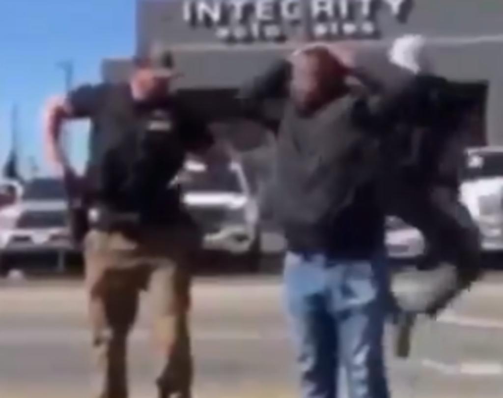 Policías agreden injustificadamente a un hombre afroamericano durante un arresto