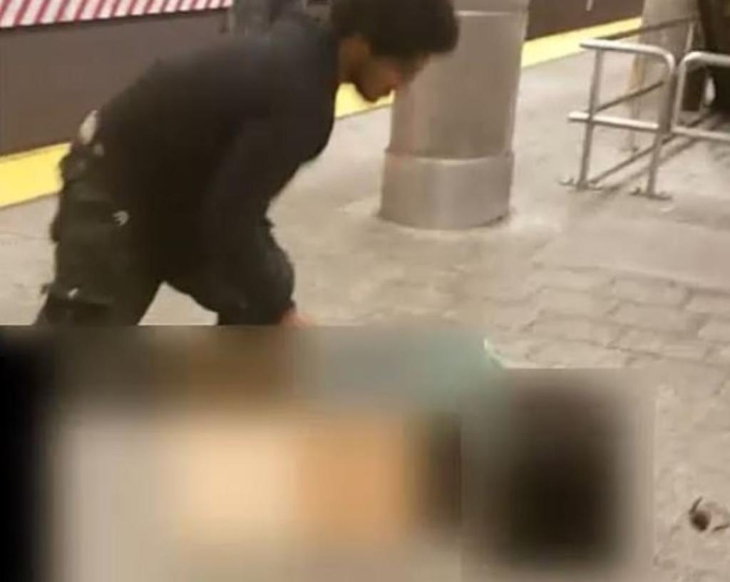Descubren a hombre golpeando e intentando abusar de joven en metro