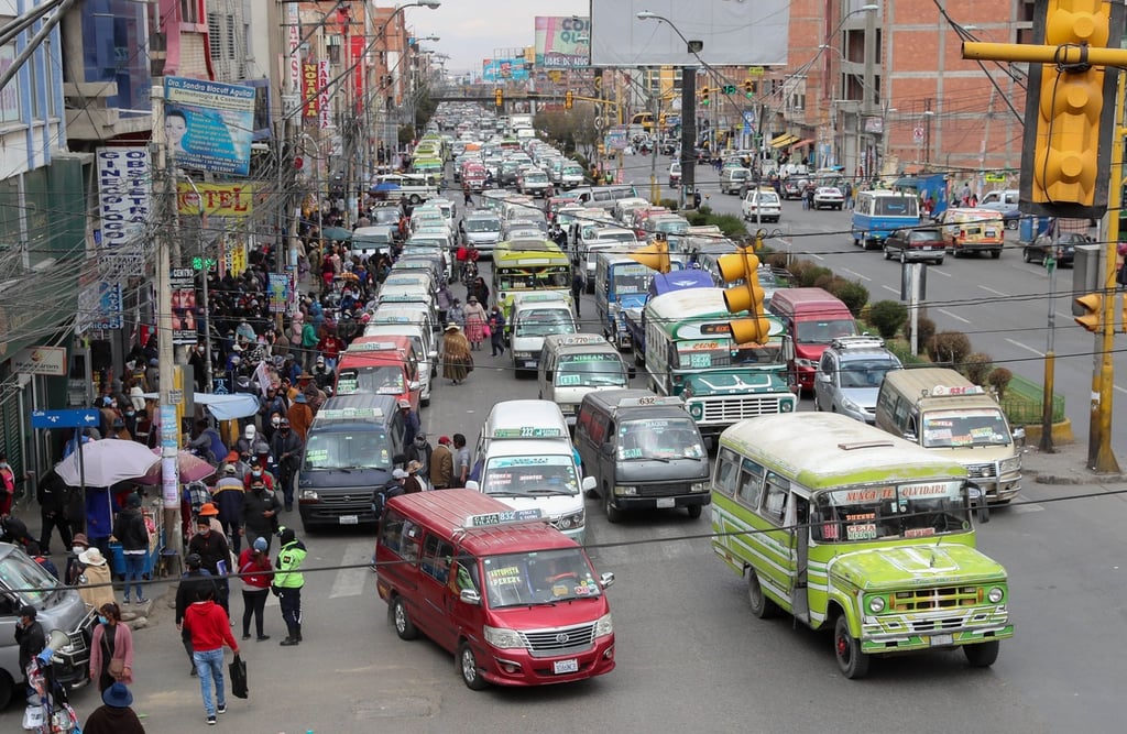 Bolivia abre el tránsito y el comercio en municipios