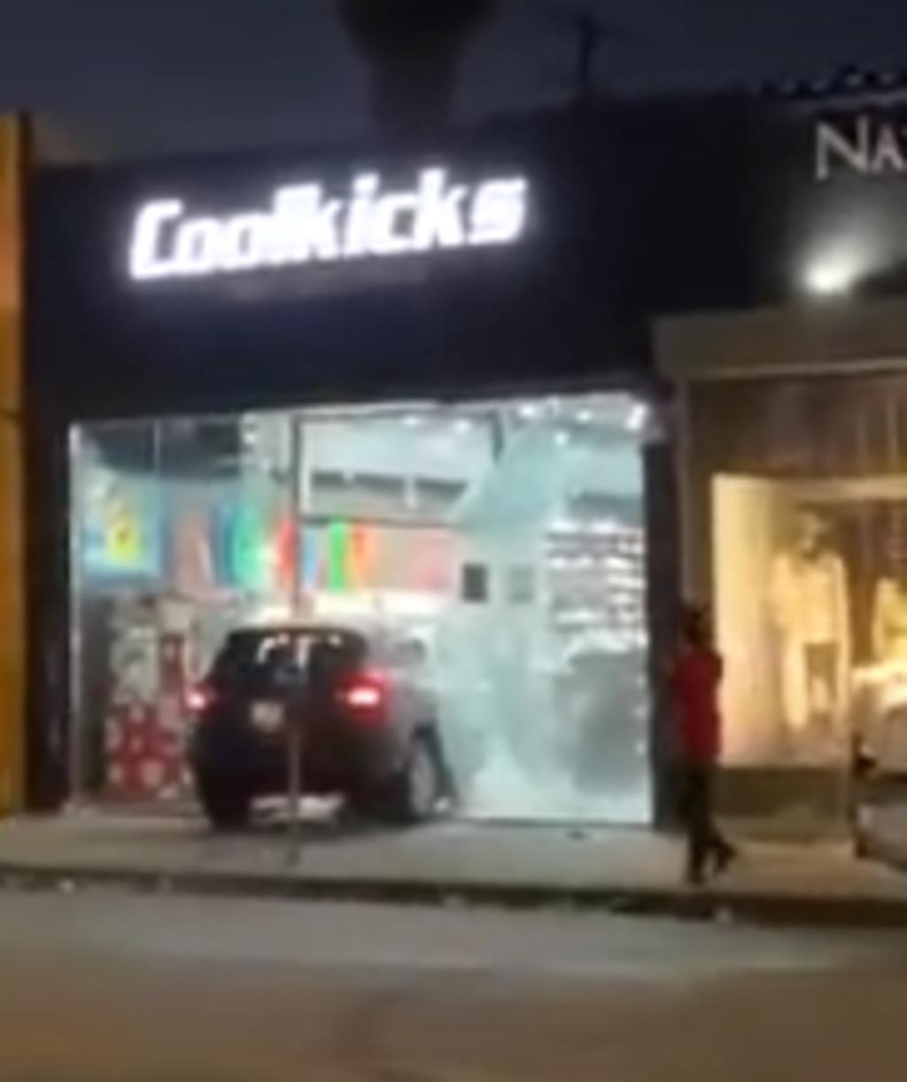 Se estrellan en contra de una tienda con un auto robado y huyen