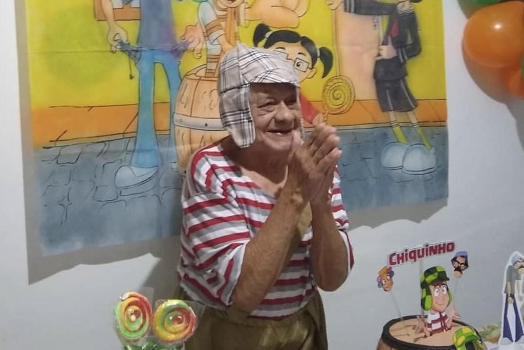 Abuelito celebra su cumpleaños número 92 con temática de El Chavo del 8