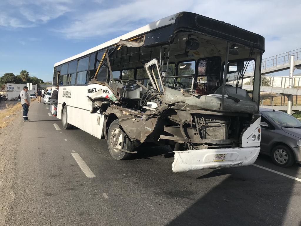 Choque de autobús de pasajeros en Gómez Palacio deja cuatro lesionados