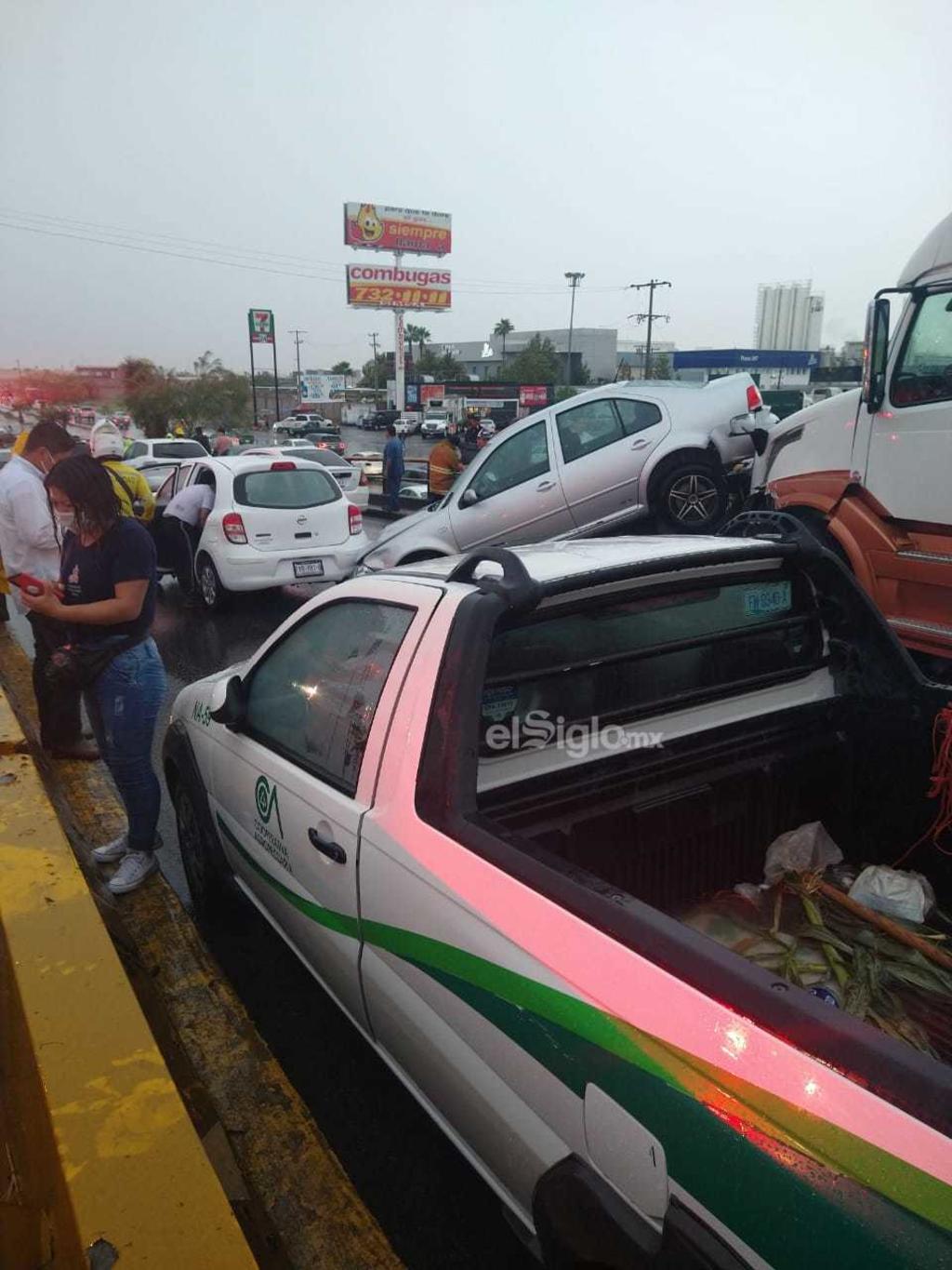 Se registra carambola de más de 19 vehículos sobre el periférico de Torreón