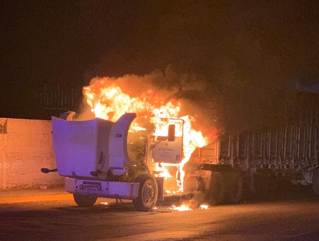 Se incendia tractocamión en Gómez Palacio; no hay lesionados
