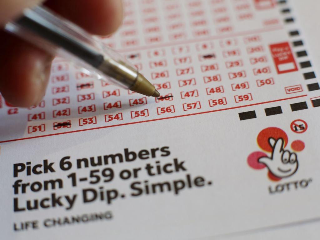Mujer finalmente gana la lotería luego de 20 años jugando los mismos números