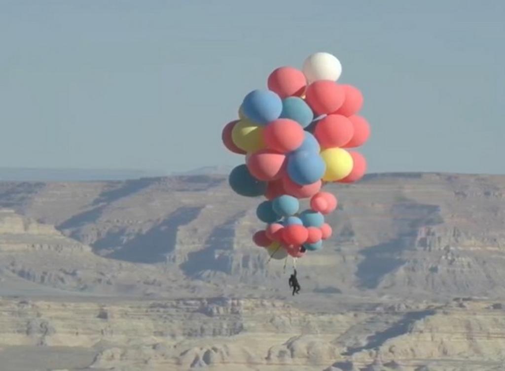 Ilusionista ‘vuela’ momentáneamente con la ayuda de 52 globos de helio