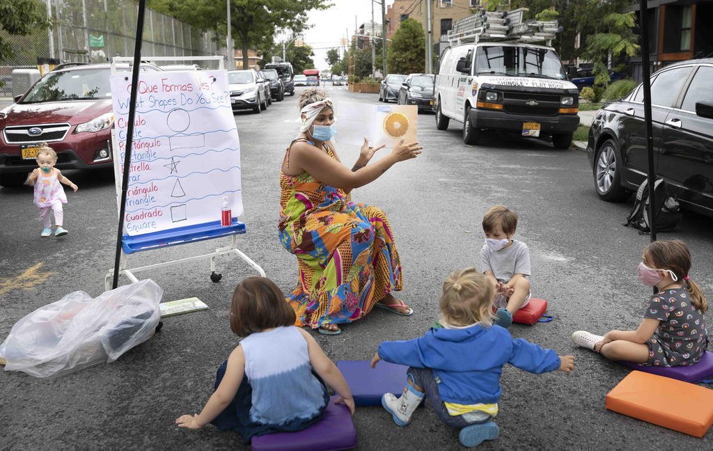 Escuela de Nueva York ensaya clases al aire libre