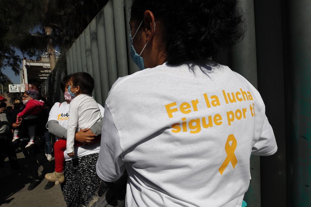Papás de niños con cáncer continúan protesta a las afueras de La Raza