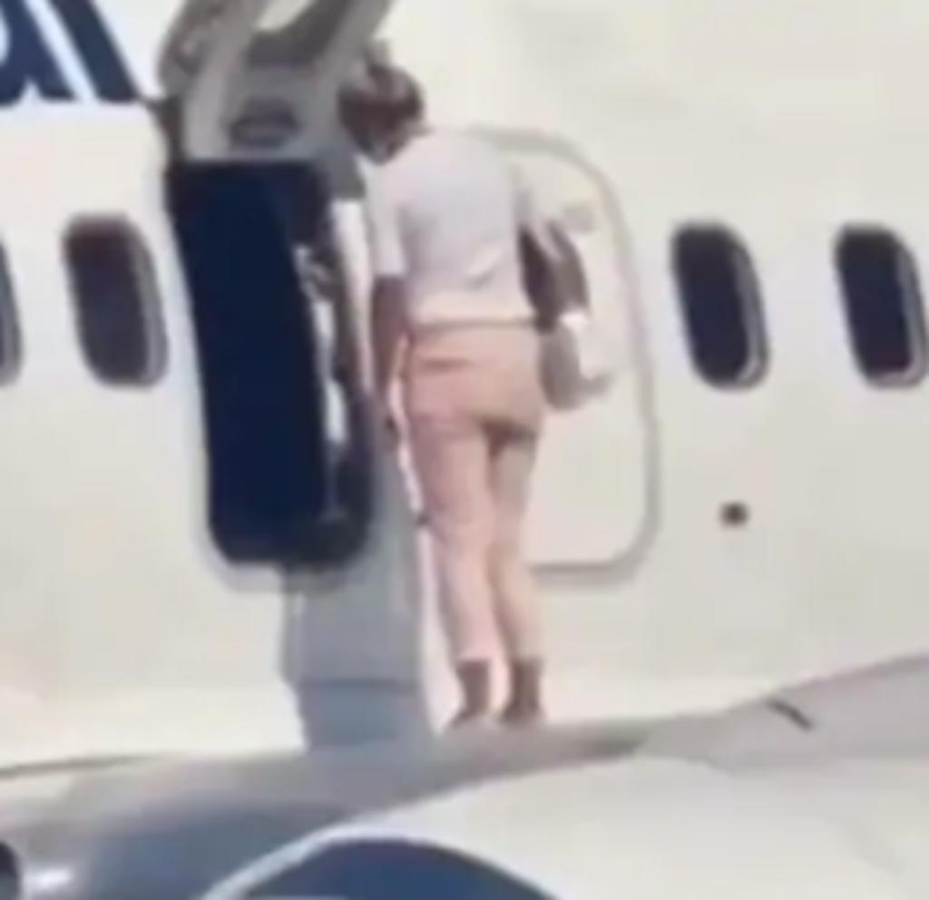 Mujer sale a caminar sobre el ala de un avión recién aterrizado porque tenía calor