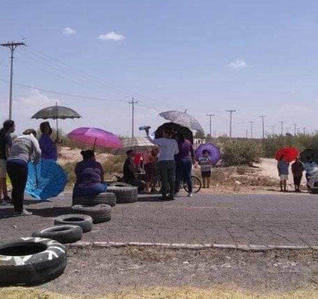 Bloquean pobladores carretera a Tlahualilo; reclaman falta de energía eléctrica