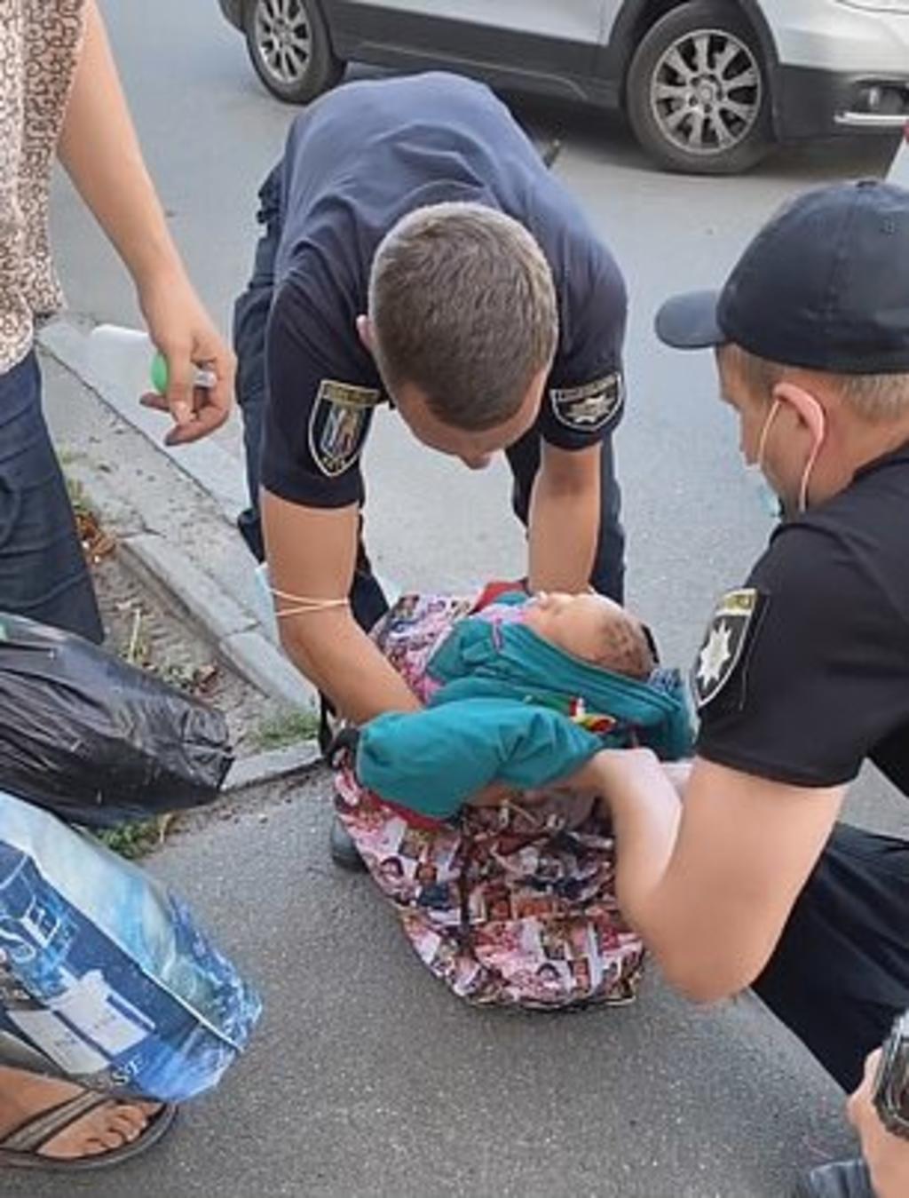Mujer es multada por transportar a un bebé recién nacido en una bolsa reutilizable