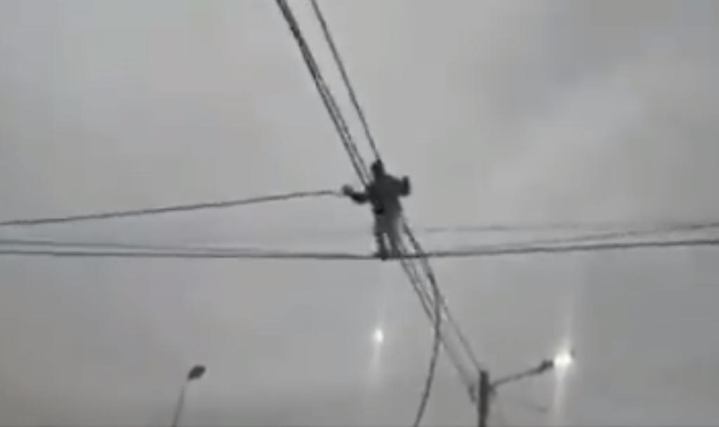 Ladrón 'equilibrista' se vuelve viral al trepar a poste para robar cables de luz