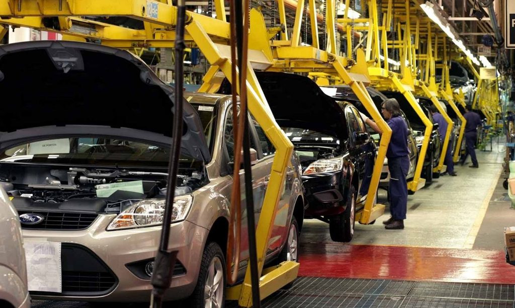 Se desploma 13 % producción de autos