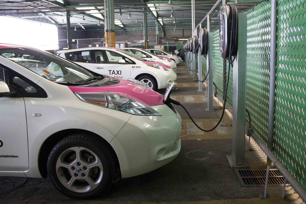 ¿Bajarán precios de autos eléctricos?