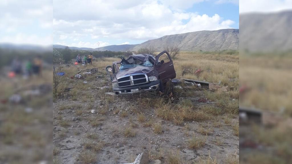 Vuelca camioneta en carretera San Pedro-Cuatro Ciénegas; sus 5 pasajeros salen ilesos