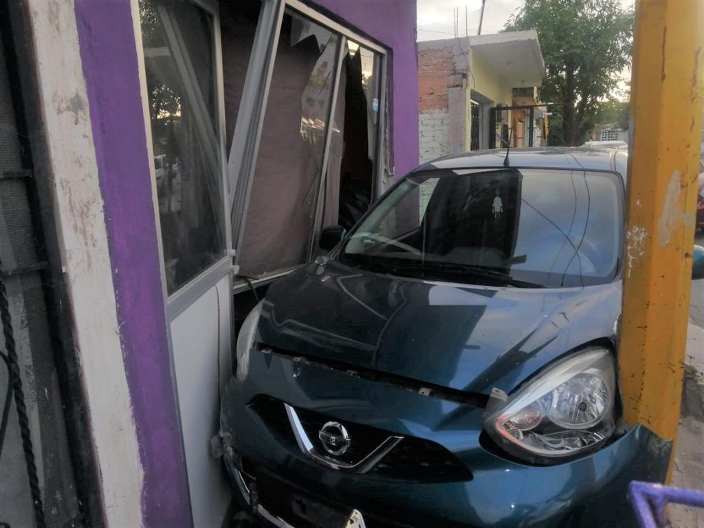 Abandonan vehículo tras impactarse con finca en Gómez Palacio
