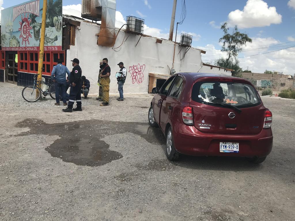 Auto impacta medidor de gas en negocio de Gómez Palacio