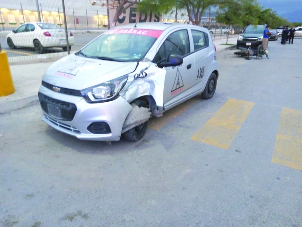 Taxi impacta una moto y deja dos lesionados
