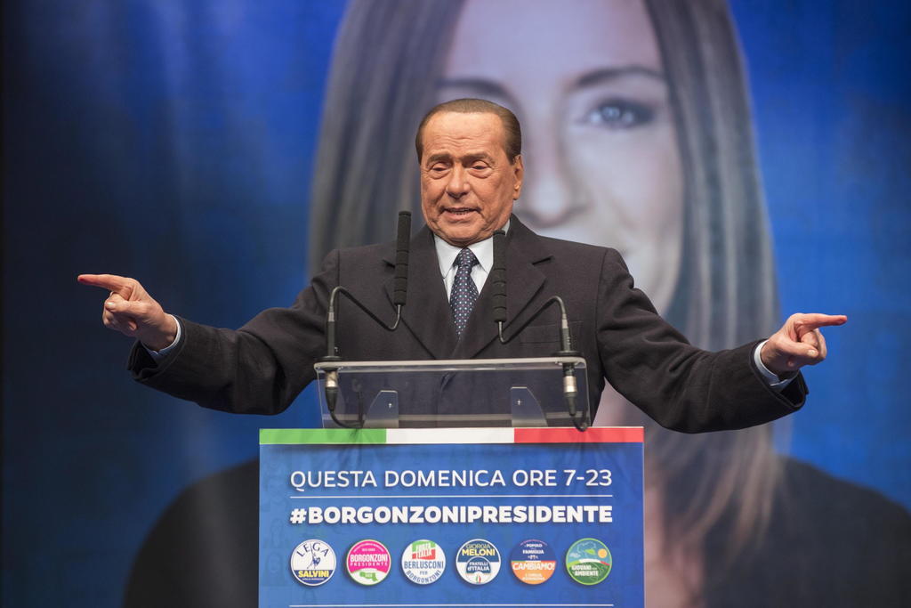 Berlusconi responde a tratamiento contra COVID-19