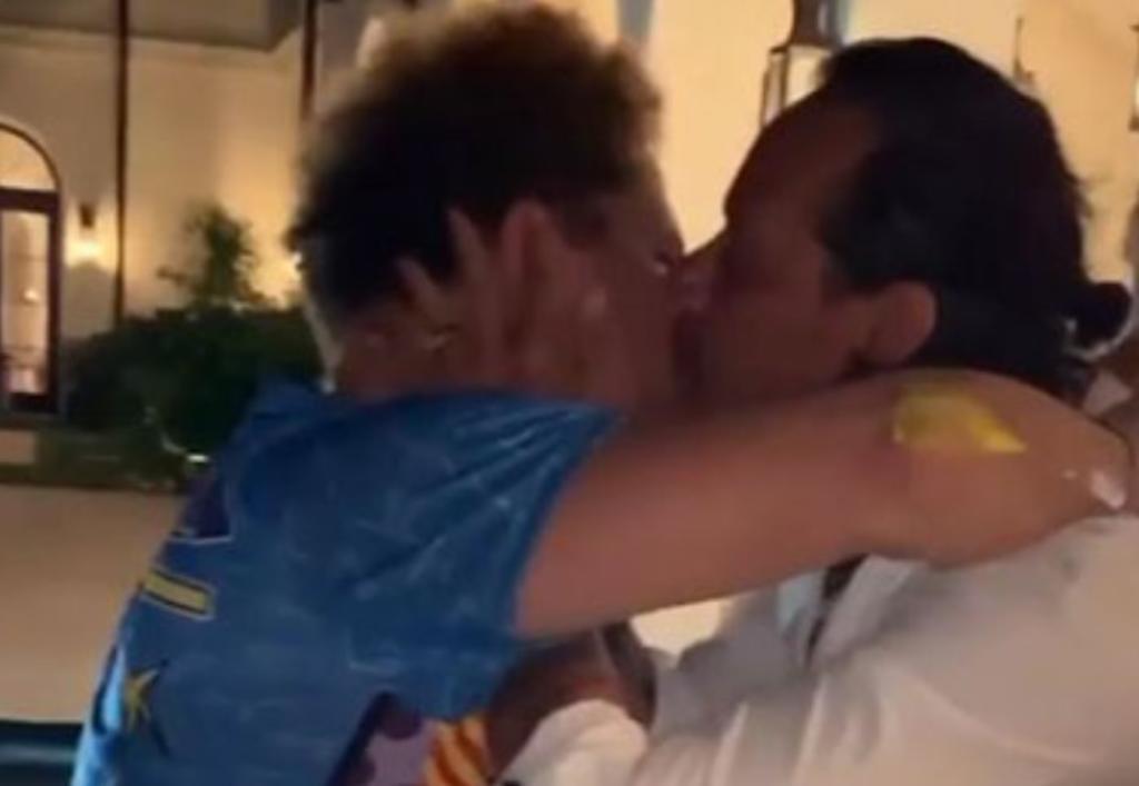Marc Anthony besa al artista Romero Britto y genera críticas en redes