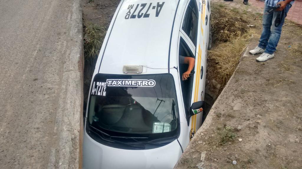 Taxi termina dentro de un canal de riego en Gómez Palacio