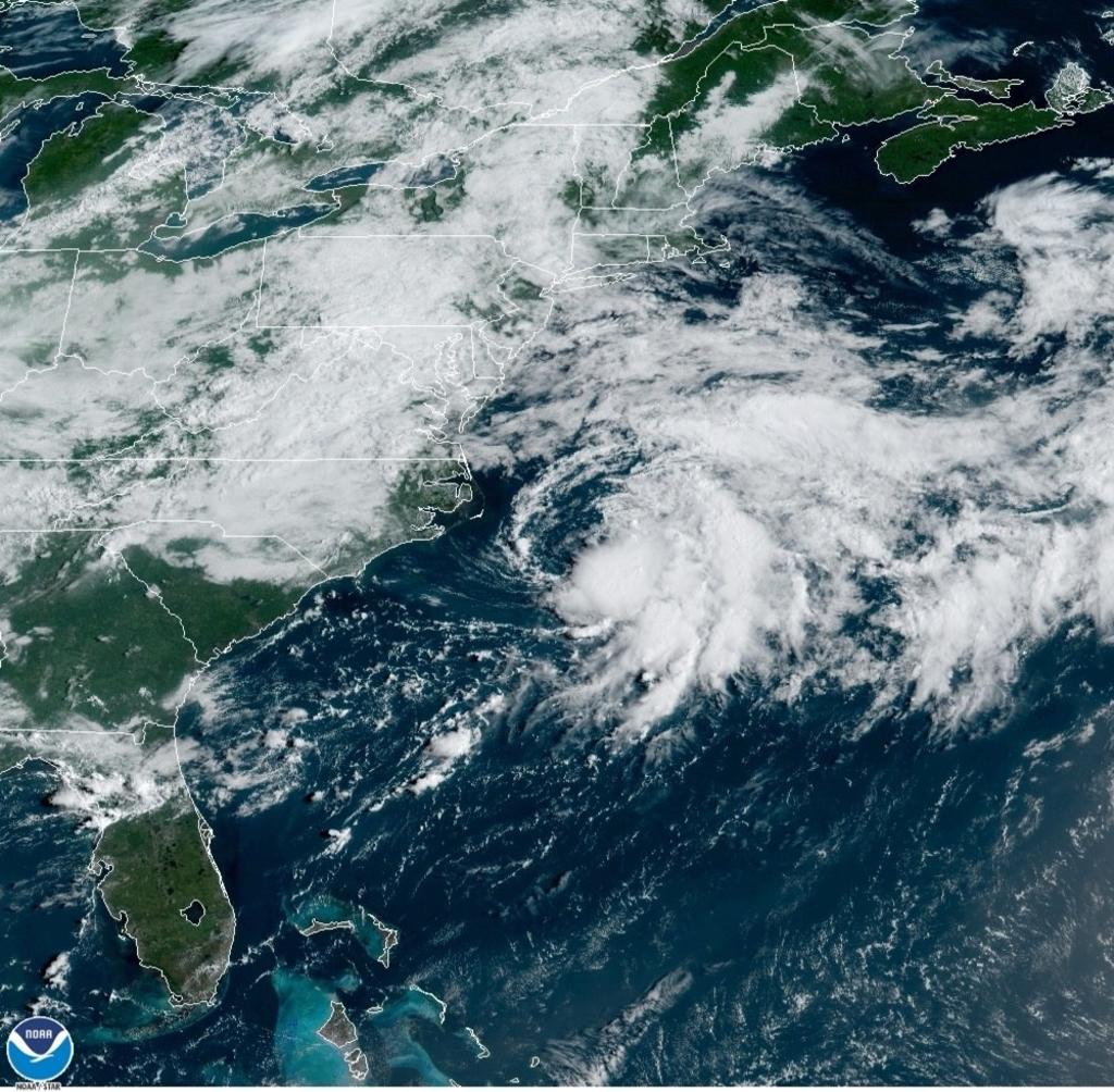 Dos depresiones tropicales en el Atlántico alcanzarán hoy fuerza de tormenta