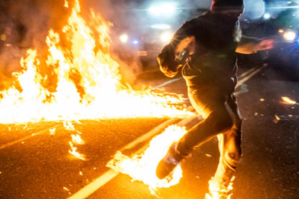 Manifestante termina en llamas tras la explosión de una bomba mólotov