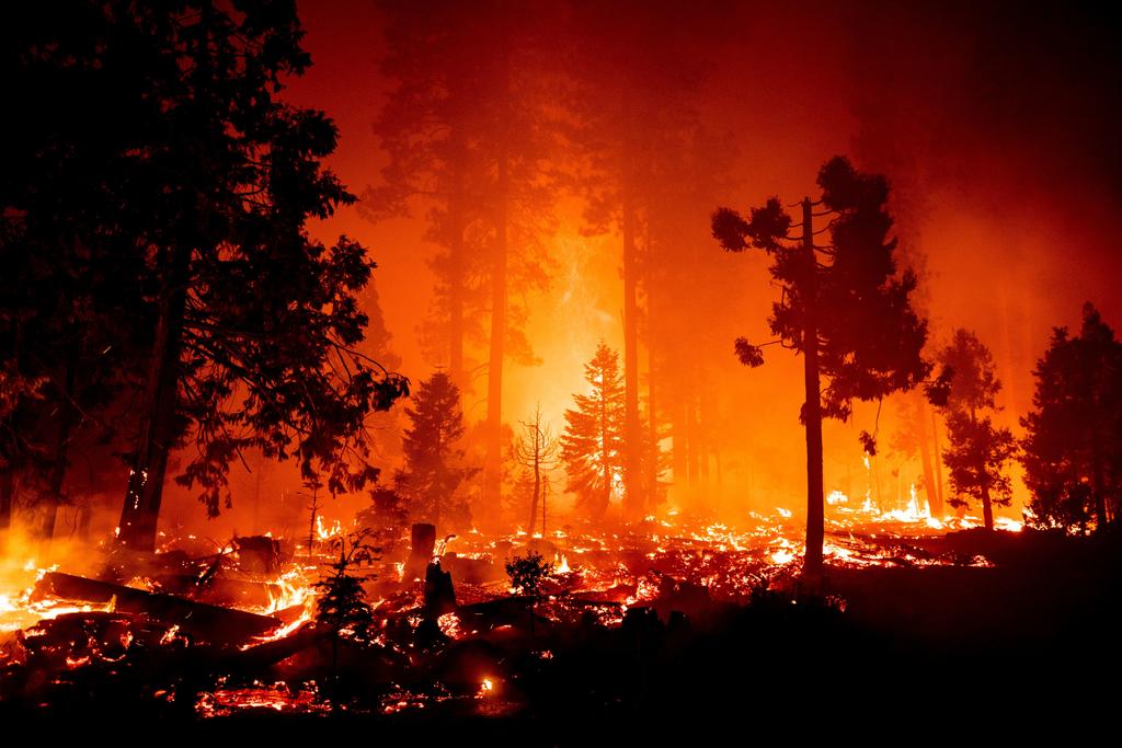 Extienden órdenes de desalojo por incendios en California