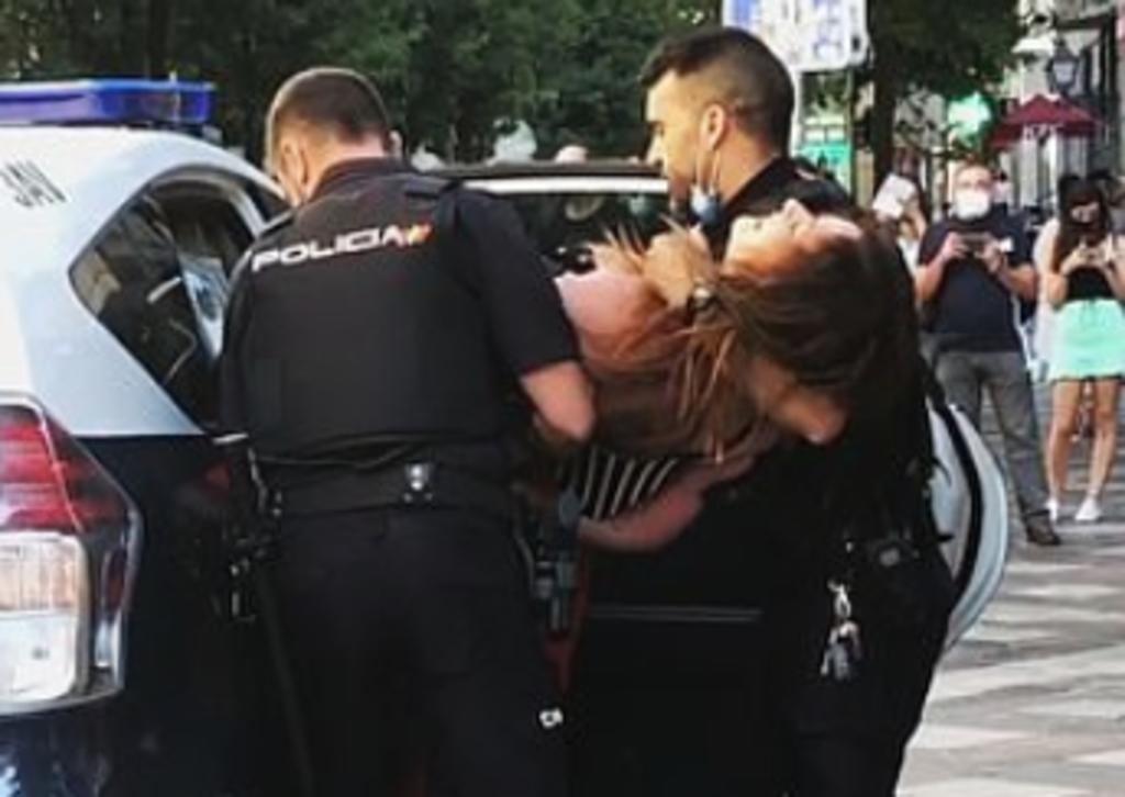 Seis policías arrestan a una mujer en Madrid porque se rehusó a usar un cubrebocas en público