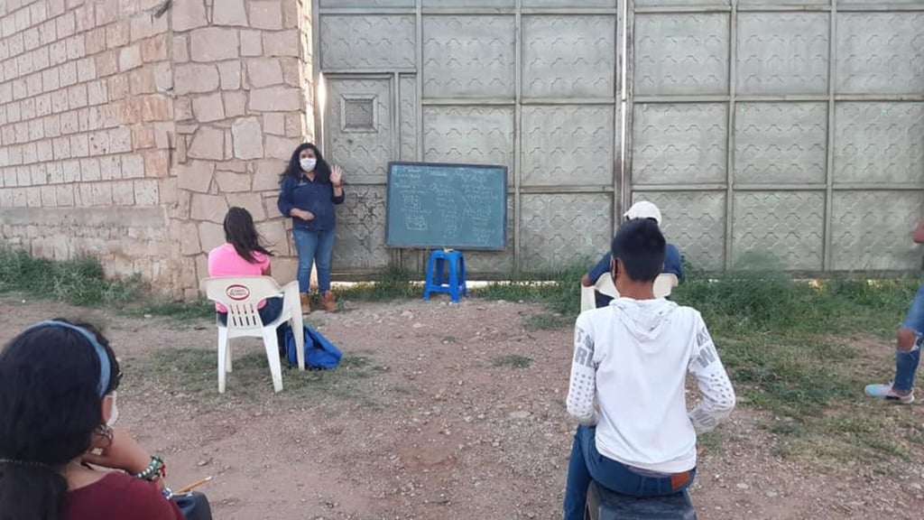 Alumnos de La Tinaja toman clases al aire libre