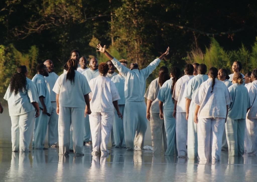 Kanye West 'imita a Jesús' y 'camina sobre el agua' durante misa
