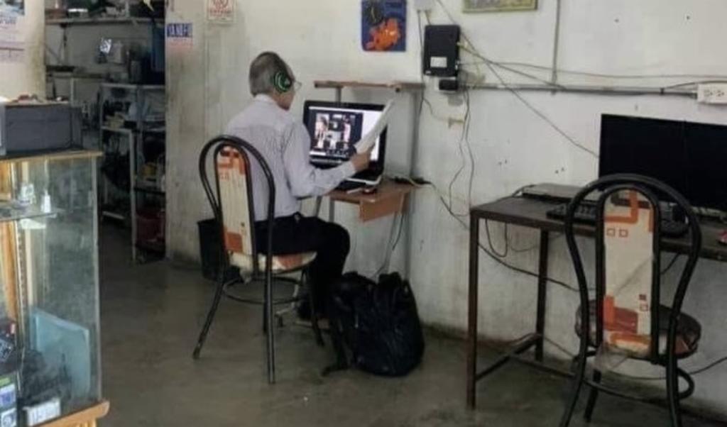 Profesor acude a café internet para impartir clases y la red se une para ayudarlo