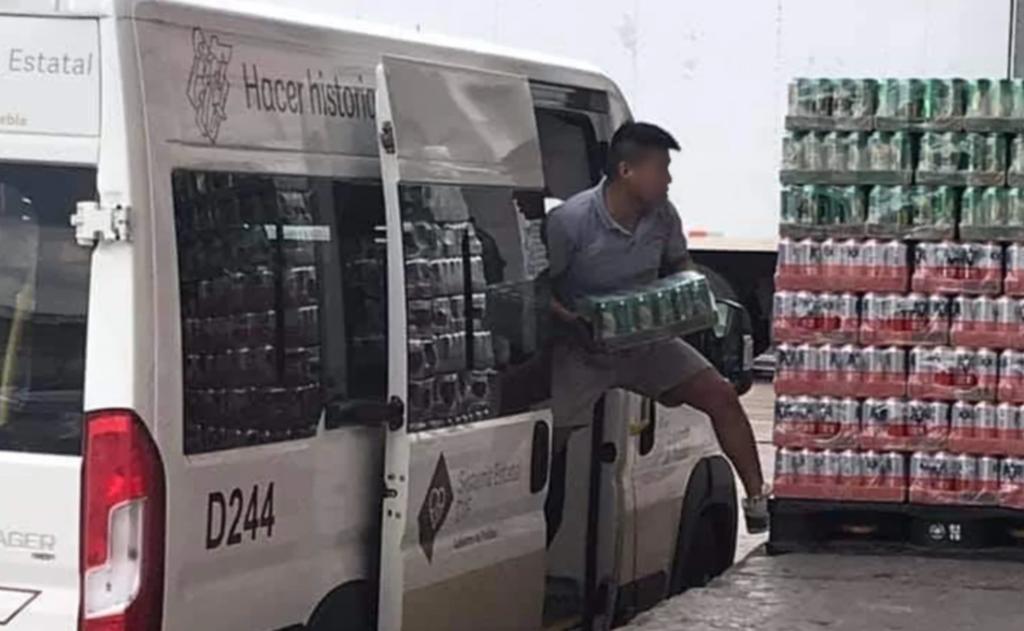 Exhiben auto oficial de DIF-Puebla que aparentemente carga cerveza