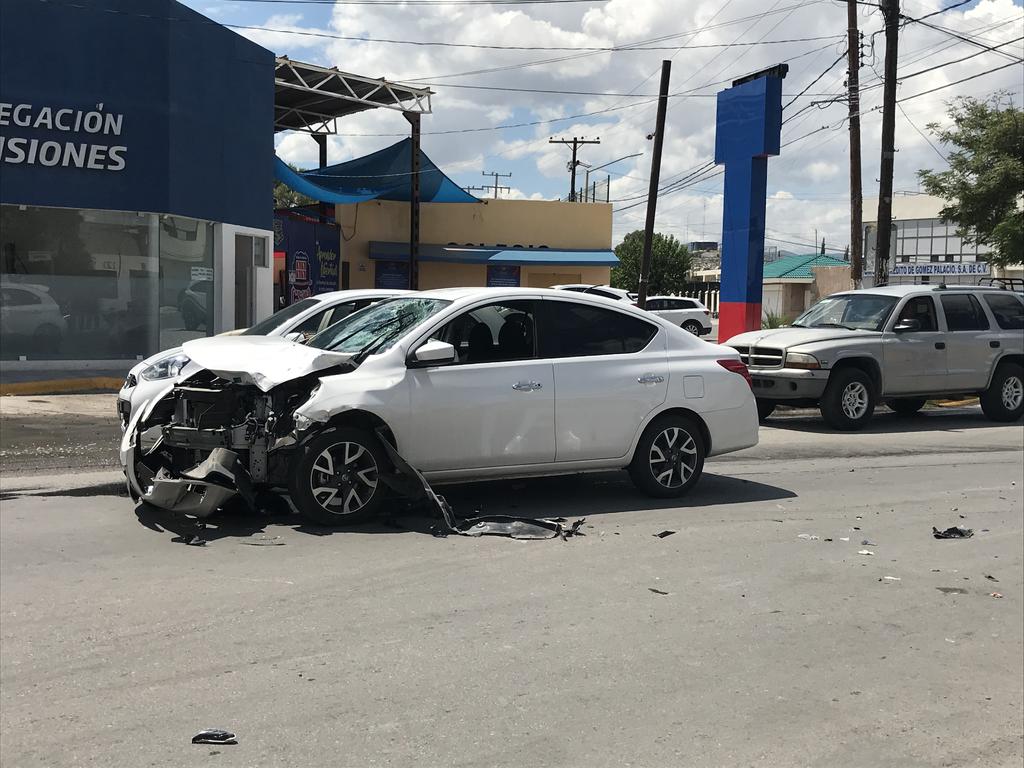 Aparatoso accidente en el Centro de Gómez Palacio deja un motociclista lesionado